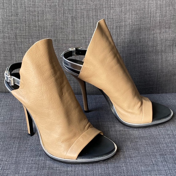 Balenciaga Glove Sandals in Dune and Silver - Picture 5 of 8